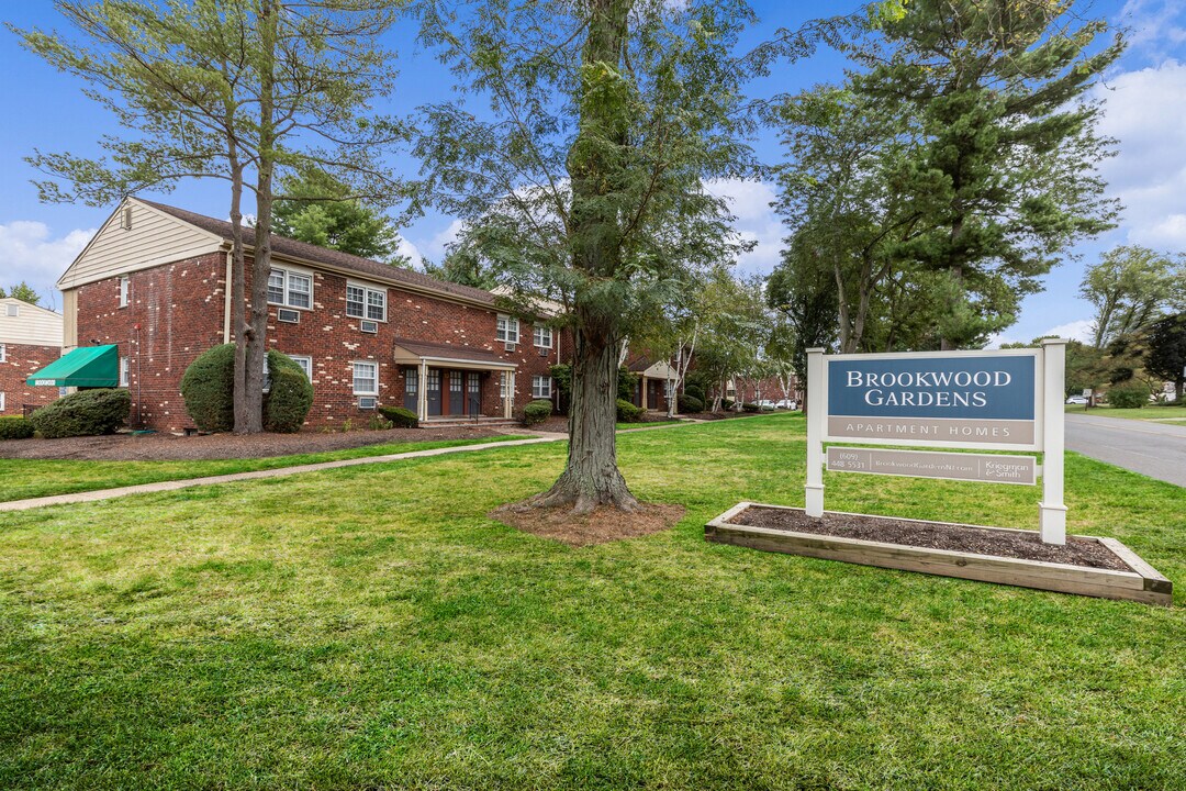 Brookwood Gardens in East Windsor, NJ - Foto de edificio
