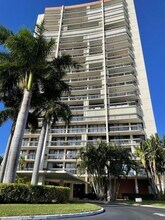2000 Presidential Way in West Palm Beach, FL - Building Photo - Building Photo