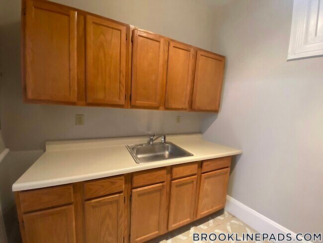9 Sewall Ave in Brookline, MA - Building Photo - Building Photo
