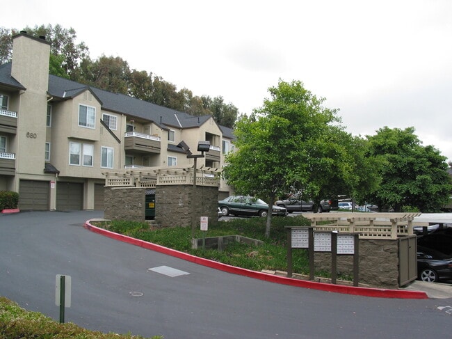 680 Dartmore Ln in Hayward, CA - Building Photo - Building Photo