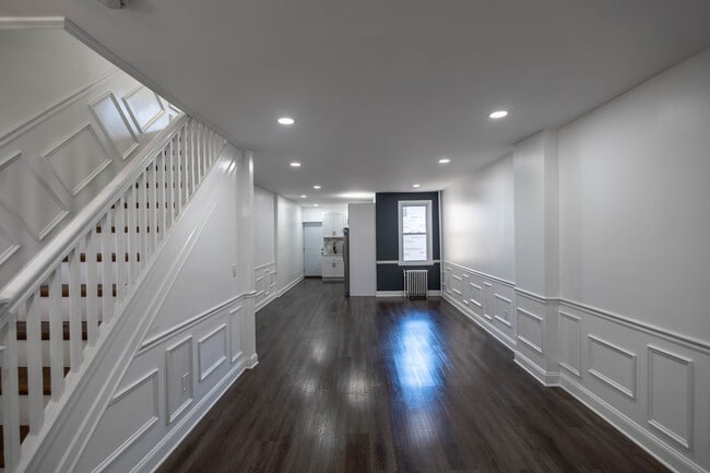 3205 E Monument St in Baltimore, MD - Foto de edificio - Building Photo