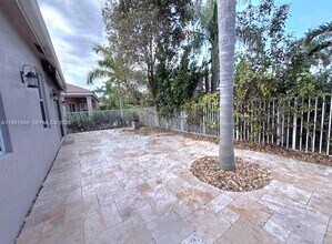 1538 Winterberry Ln in Weston, FL - Foto de edificio - Building Photo