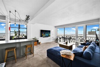 1430 Brickell Bay Dr in Miami, FL - Building Photo - Building Photo