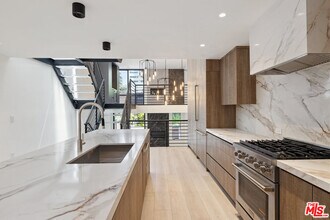 1033 Carol Dr in West Hollywood, CA - Building Photo - Building Photo