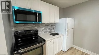 69 E Main St in Welland, ON - Building Photo