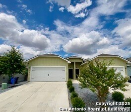 612 Grayson Ln in Seguin, TX - Building Photo