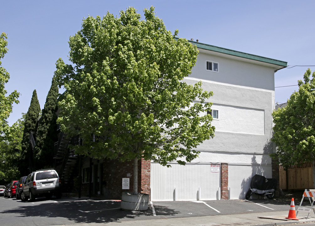 1627 Woolsey St in Berkeley, CA - Building Photo