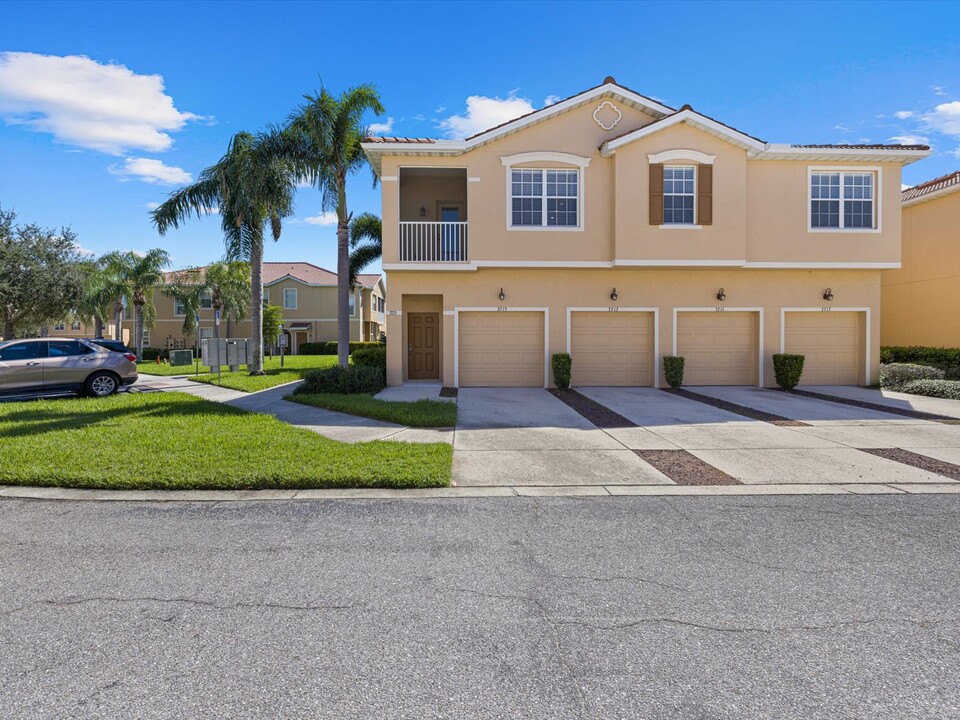 3715 Parkridge Cir in Sarasota, FL - Building Photo