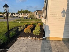 9 Magnolia Dr in Clifton Park, NY - Building Photo - Building Photo