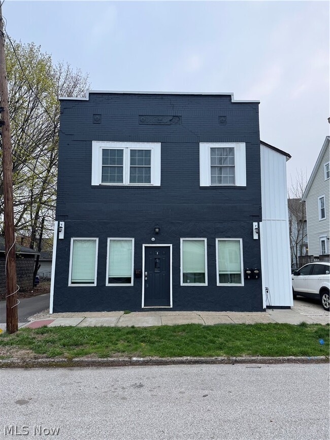 667 W Park Ave in Barberton, OH - Building Photo - Building Photo