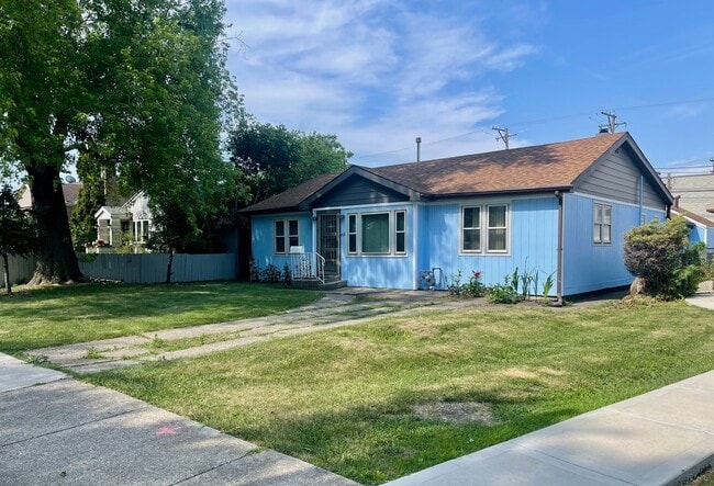 property at 4930 S Luna Ave