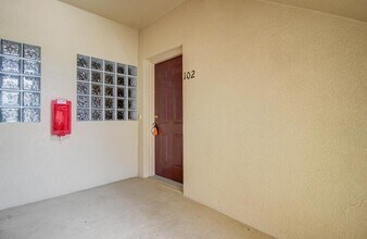 9523 Newdale Way-Unit -APT 102 in Riverview, FL - Building Photo - Building Photo