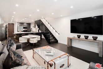 724 Croft Ave in Los Angeles, CA - Building Photo - Building Photo