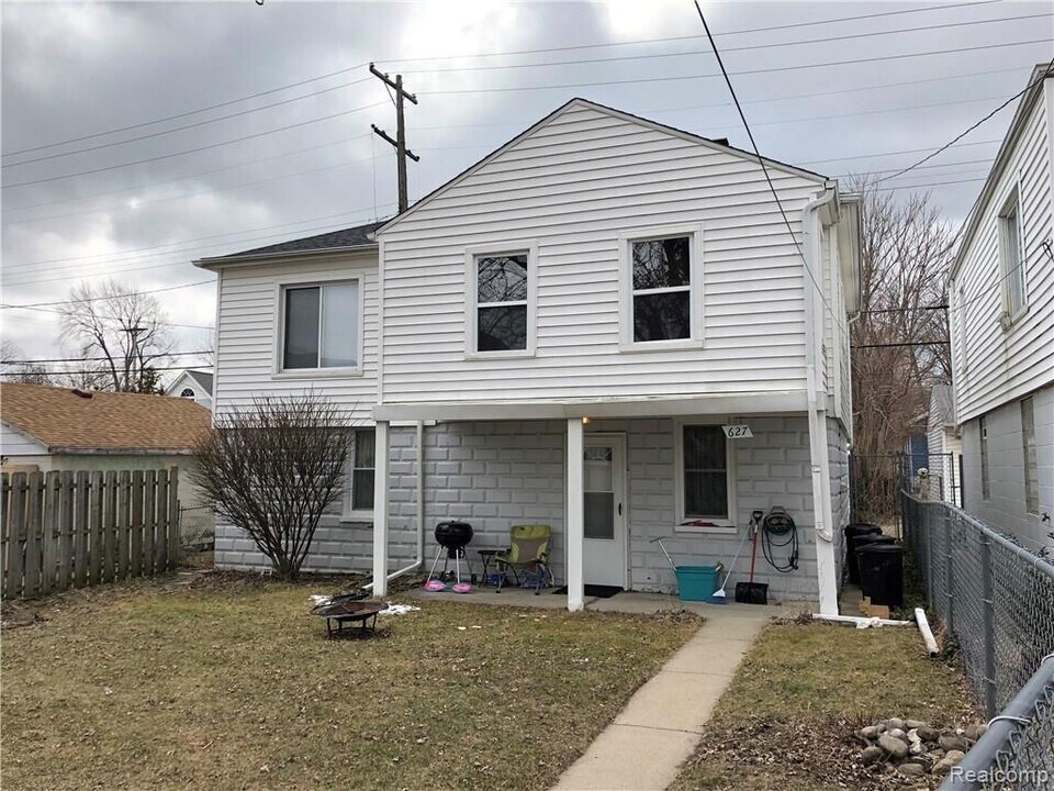 627 Elm St in Wyandotte, MI - Building Photo