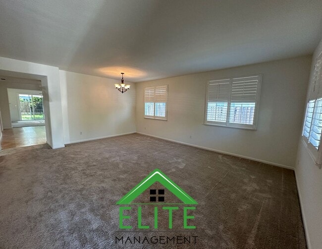 5715 La Venta Way in Sacramento, CA - Foto de edificio - Building Photo