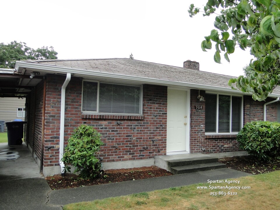 904 9th St NW in Puyallup, WA - Foto de edificio