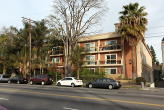 Saticoy Apartments in Winnetka, CA - Foto de edificio - Building Photo