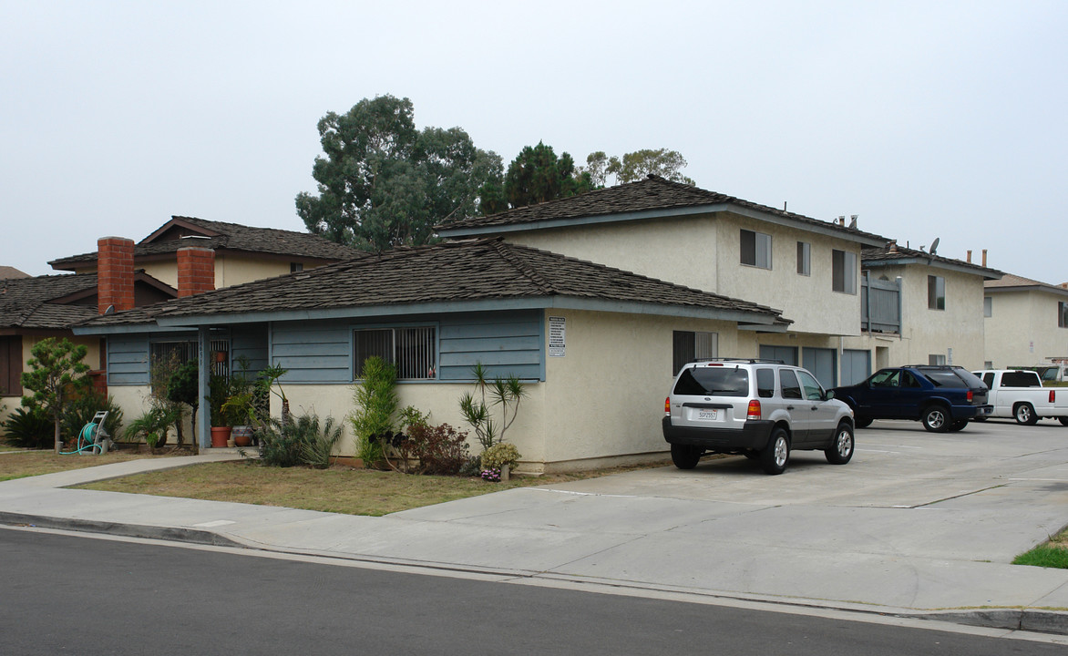 16651 Blanton St in Huntington Beach, CA - Foto de edificio