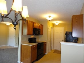2411 Collins Way in Greenfield, IN - Foto de edificio - Building Photo