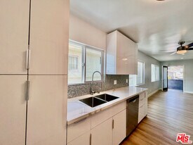2012 S Bedford St in Los Angeles, CA - Building Photo