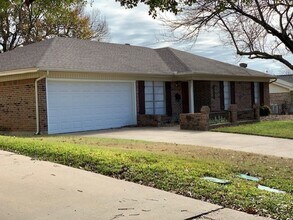 3917 Van Deman Dr in Benbrook, TX - Building Photo - Building Photo