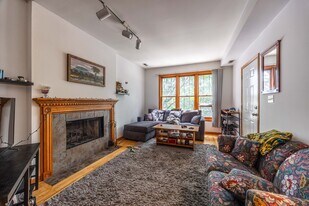 1351 N Wolcott Ave, Unit 1 in Chicago, IL - Building Photo