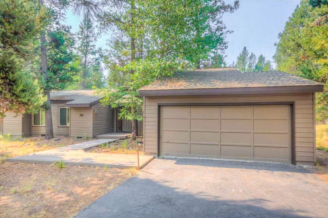 57690 Poplar Ln in Sunriver, OR - Foto de edificio