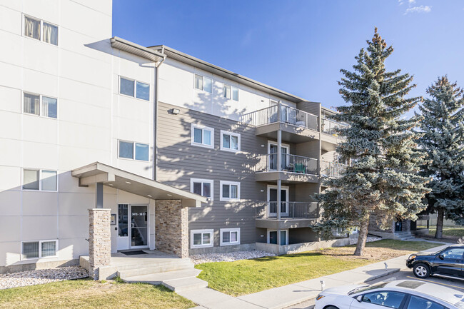 Hillview Estates Apartments in Edmonton, AB - Building Photo - Building Photo