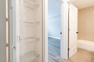 527 W Surf St, Unit 519 in Chicago, IL - Building Photo - Building Photo