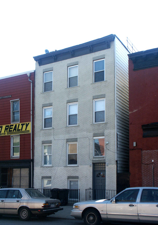 163 Roebling St in Brooklyn, NY - Building Photo