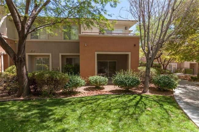 720 Peachy Canyon Cir, Unit 104 in Las Vegas, NV - Building Photo - Building Photo