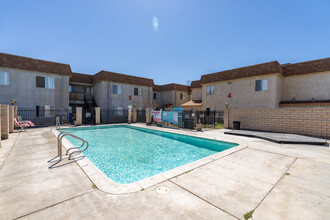 Rosamond Garden Apartments in Rosamond, CA - Building Photo - Building Photo