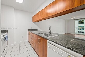 1200 Brickell Bay Dr, Unit 3206 in Miami, FL - Building Photo - Building Photo