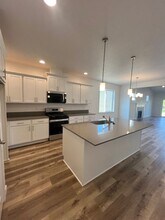 701 Tigerlily St in Silverton, OR - Building Photo - Building Photo