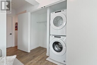 327-4327 King St W in Toronto, ON - Building Photo - Building Photo