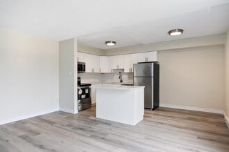 3155 Sandwich St in Windsor, ON - Building Photo - Building Photo