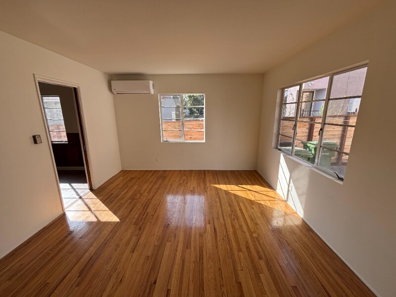 4616 Kingswell Ave in Los Angeles, CA - Foto de edificio