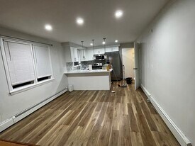 321 Budlong Rd in Cranston, RI - Building Photo