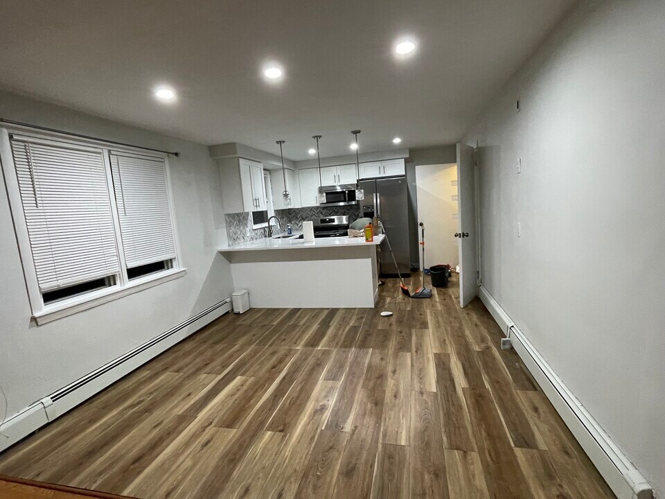 321 Budlong Rd in Cranston, RI - Building Photo