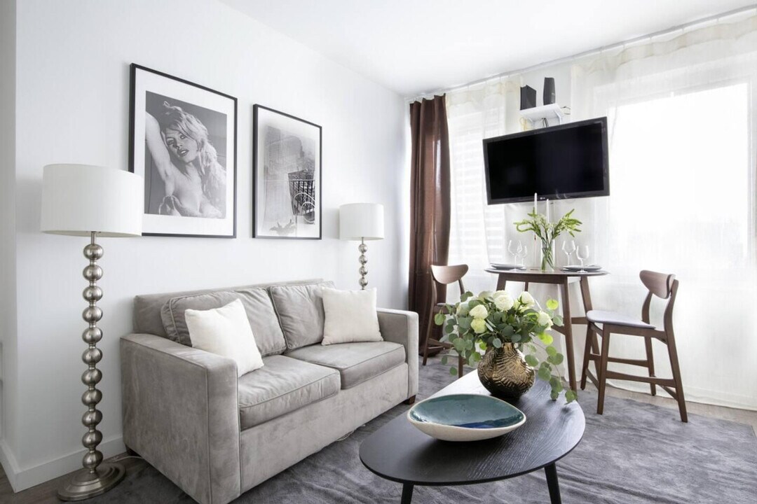 70 W 45th St in New York, NY - Building Photo
