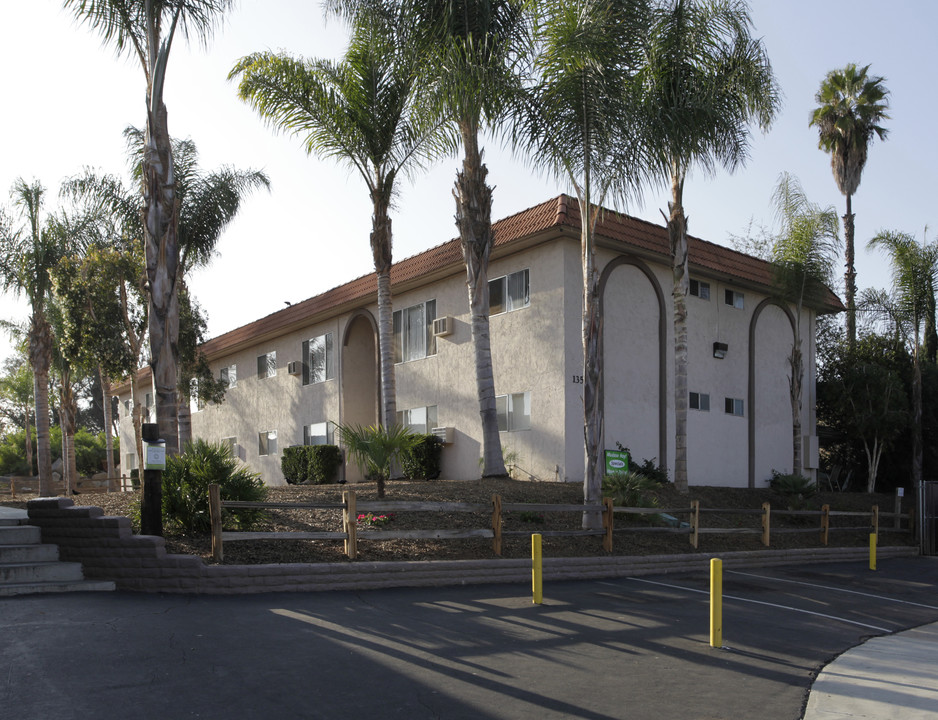 Maplewood Villas in Escondido, CA - Foto de edificio