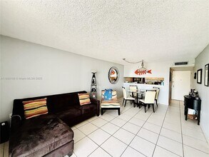 10700 SW 108th Ave in Miami, FL - Building Photo - Building Photo