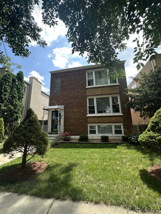 property at 2023 W Balmoral Ave