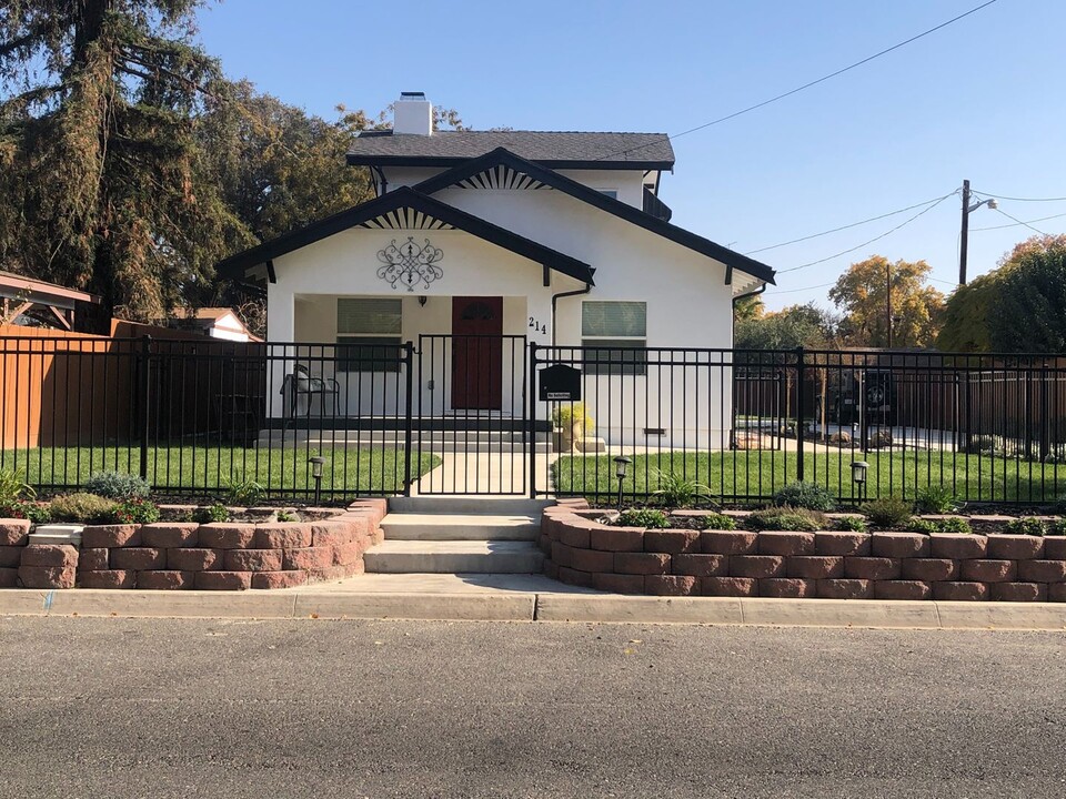 214 Las Flores Ave in Modesto, CA - Building Photo