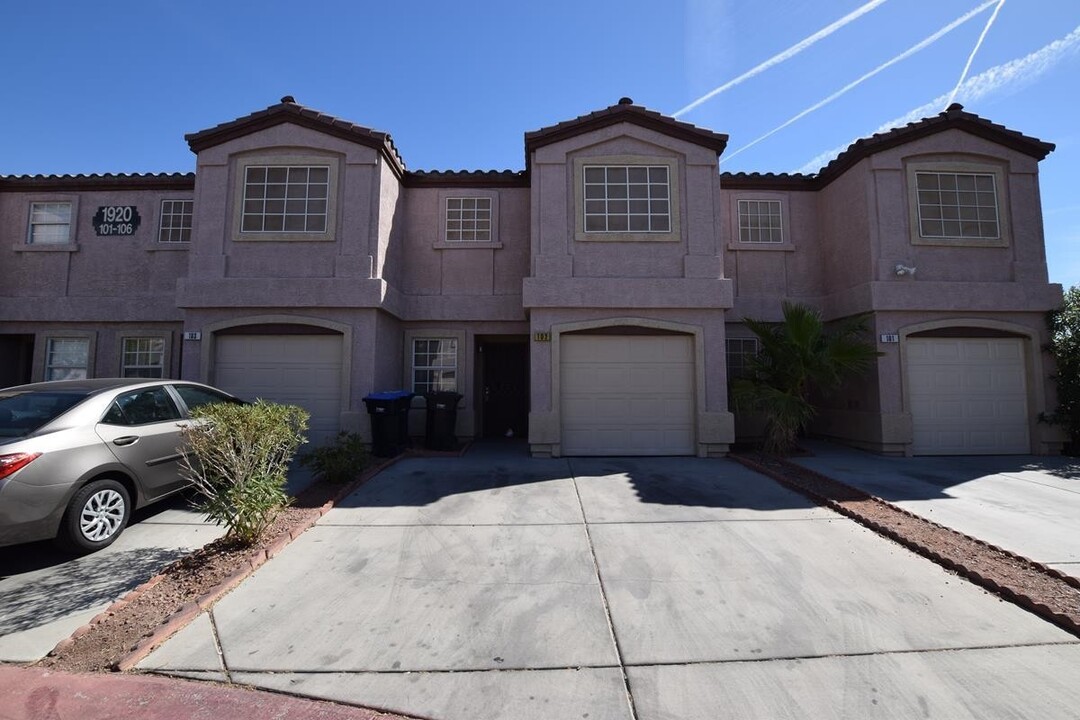 1920 Hodgenville St in Las Vegas, NV - Building Photo