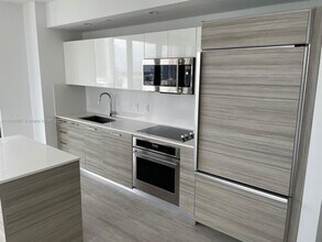 121 NE 34th St, Unit 1604 in Miami, FL - Building Photo - Building Photo