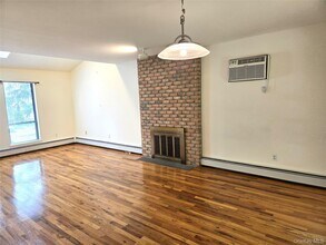 11 Oldwood Rd S in Port Washington, NY - Building Photo - Building Photo