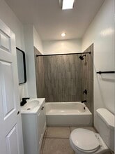 8226 S Brandon Ave in Chicago, IL - Building Photo - Building Photo