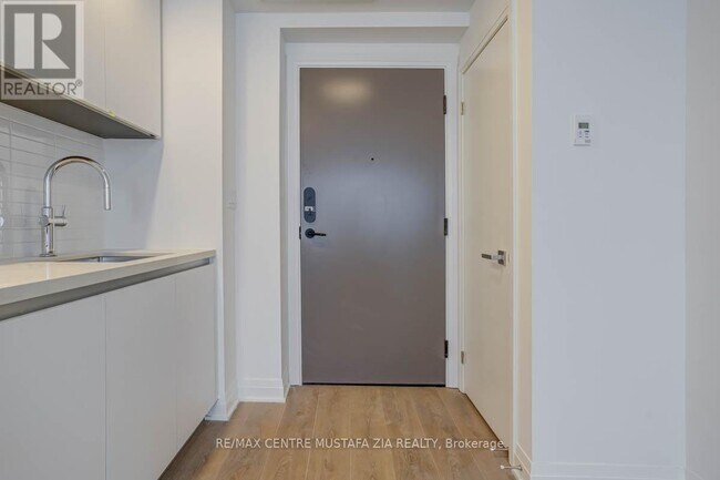 4015 The Exchange in Mississauga, ON - Building Photo - Building Photo