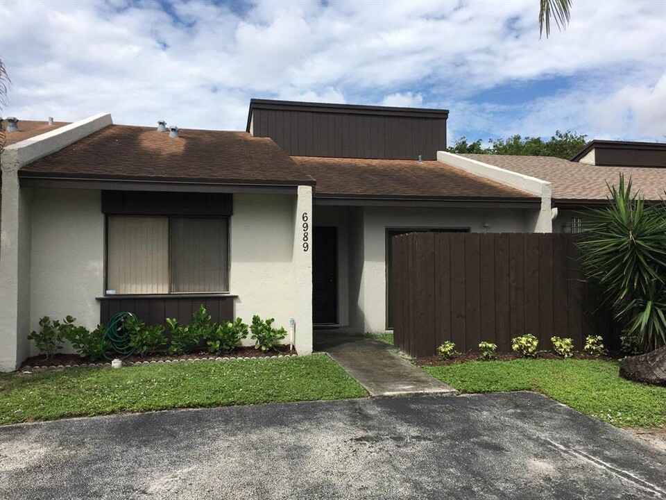 6989 NW 29th Ln in Fort Lauderdale, FL - Building Photo